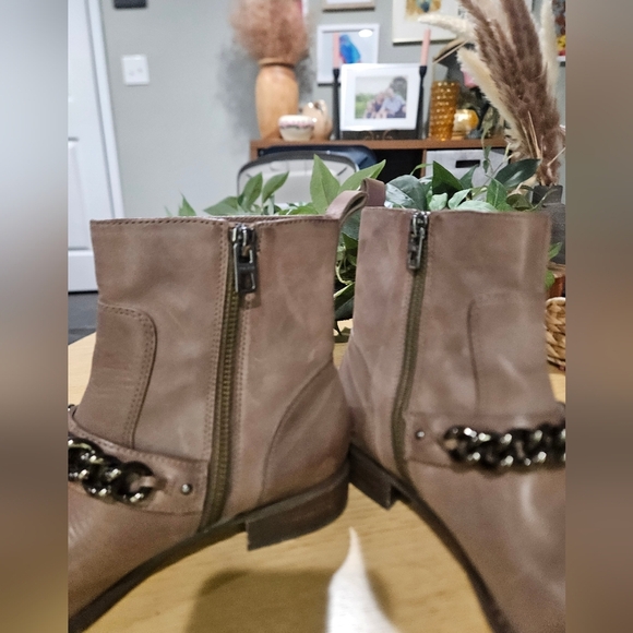 COACH Adella Burnished Calf Leather Taupe Grey Chain Flat Ankle Boots. Size 6.5 - Picture 3 of 16